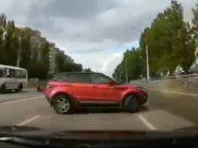 Range Rover едва не спровоцировал ДТП.