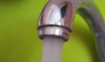 Из кранов течет холодная вода.