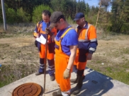 Сотрудники водоканала отремонтировали задвижку в колодце.
