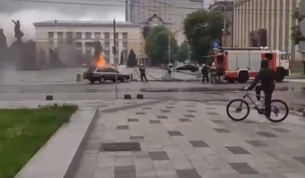 Машина загорелась прямо на площади Ленина в Воронеже.