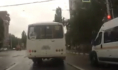 Водитель автобуса проехал на красный свет.