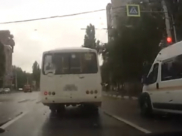 Водитель автобуса проехал на красный свет.