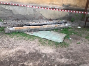 Упал балкон дома с женщиной.