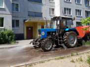 Техника поливает дороги во дворах.