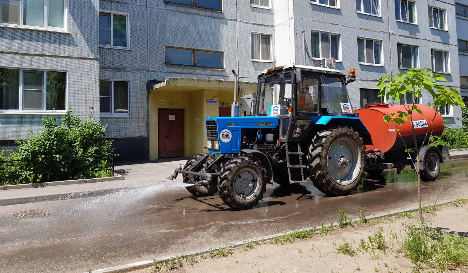 Полив дворов в жару возобновили в Воронеже управляющие компании, входящие в  ГК «ПИК-Комфорт»