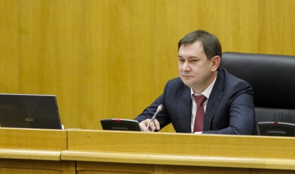 Владимир Нетёсов на заседании парламента.