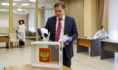 Владимир Нетёсов на участке для голосования.