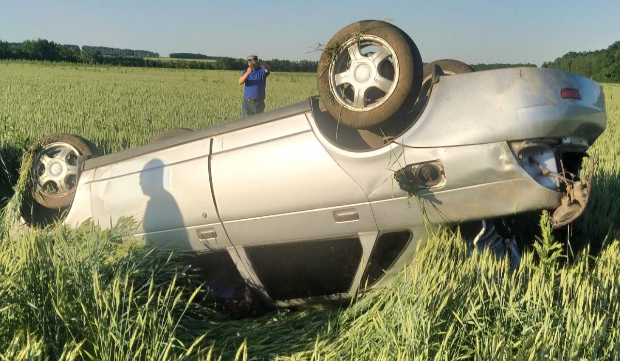 Аварии в поле. Перевернутая машина в поле. ДТП на Острогожской Воронеж вчера.