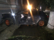 Иномарка врезалась в дерево.