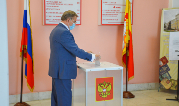 Сергей Лукин принял участие в голосовании.