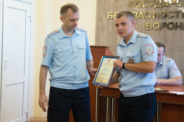 Глава регионального ГИБДД наградил инспекторов ДПС.