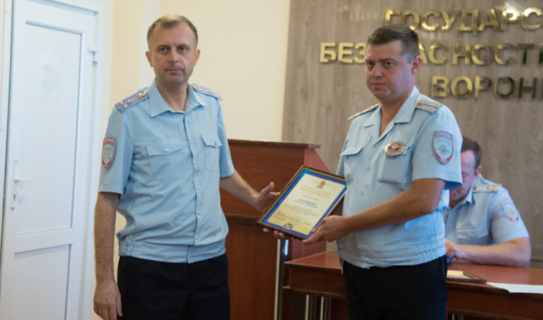 Глава регионального ГИБДД наградил инспекторов ДПС.
