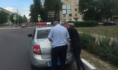 Сотрудники ГАИ вручили воронежцу постановления для оплаты штрафов.