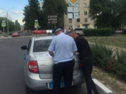 Сотрудники ГАИ вручили воронежцу постановления для оплаты штрафов.