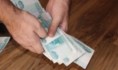 Мигрант попытался дать взятку полицейскому.