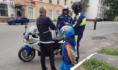Мужчина вез сына на скутере.
