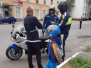 Мужчина вез сына на скутере.