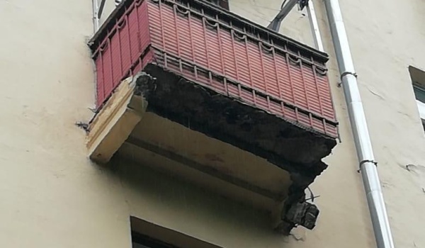 Балкон после обрушения опоры.
