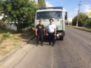 Инспекторы ДПС помогли водителям грузовиков.