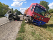 Грузовик врезался в легковое авто.
