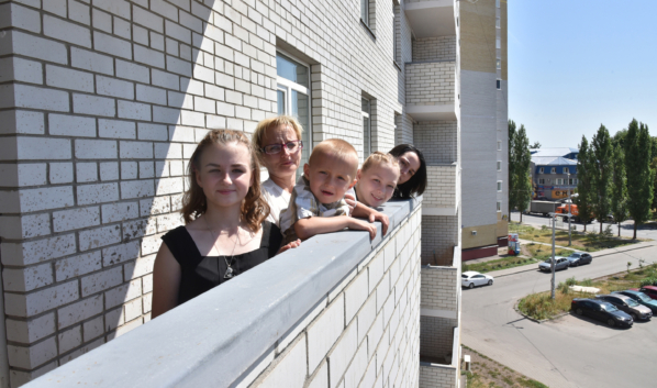 Многодетная семья получила ключи от квартиры в Воронеже.