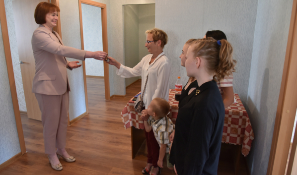 Многодетная семья получила ключи от квартиры в Воронеже.