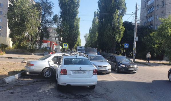 Массовая авария на перекрестке улиц Остужева и Переверткина.