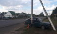 Автомобиль врезался в столб.