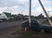 Автомобиль врезался в столб.