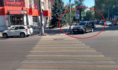Нарушитель припарковался на переходе.