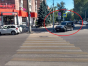 Нарушитель припарковался на переходе.
