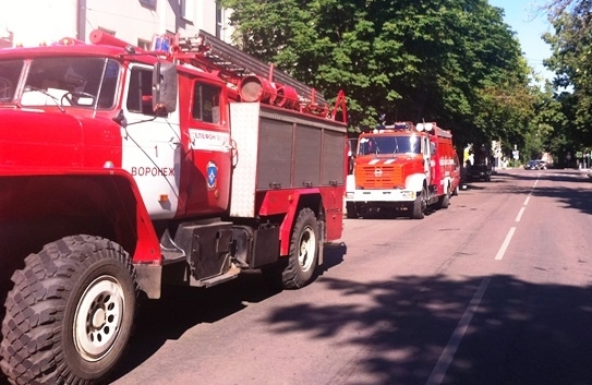 Огонь тушат шесть отделений пожарной охраны.