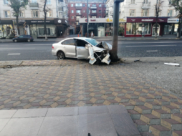 Иномарка протаранила столб в центре Воронежа.