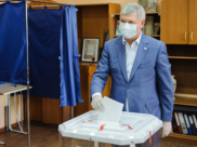 Александр Гусев на избирательном участке.