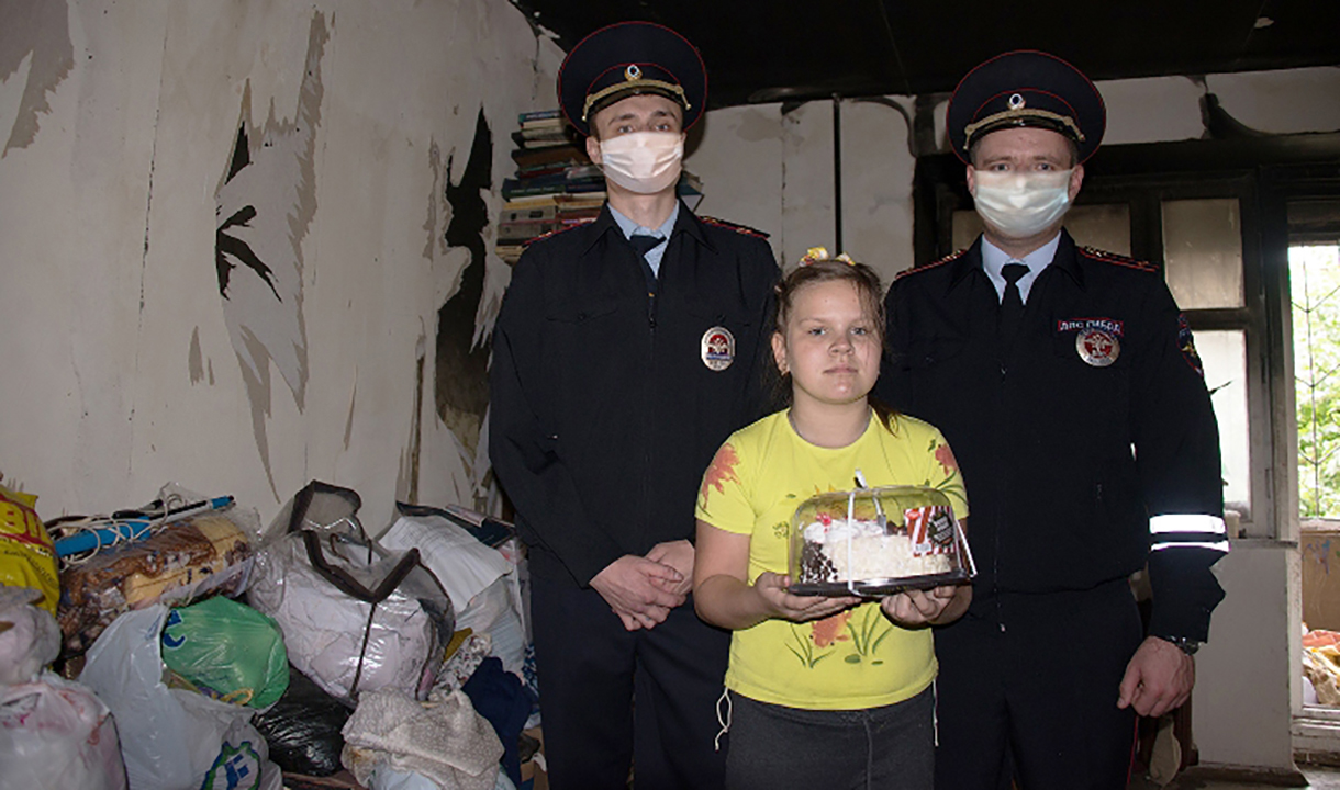 Полицейский спасает девочку. Воронежские полицейские. Полицейский Роман Воронеж.