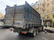 Грузовик столкнулся с мотоциклом.