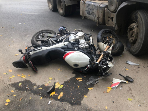 Грузовик столкнулся с мотоциклом.