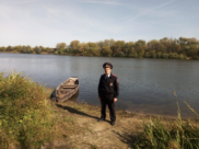 Полицейский спас рыбака.