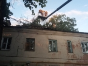 Тополь упал на крышу дома.