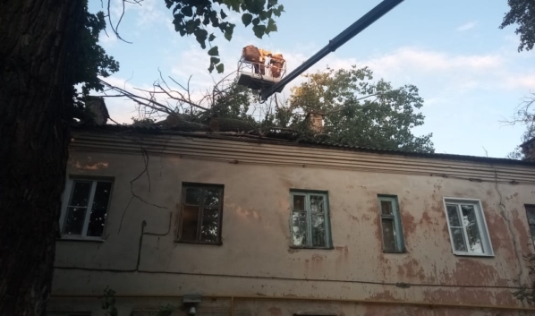 Тополь упал на крышу дома.