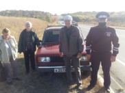 Инспекторы помогли пожилому автомобилисту.