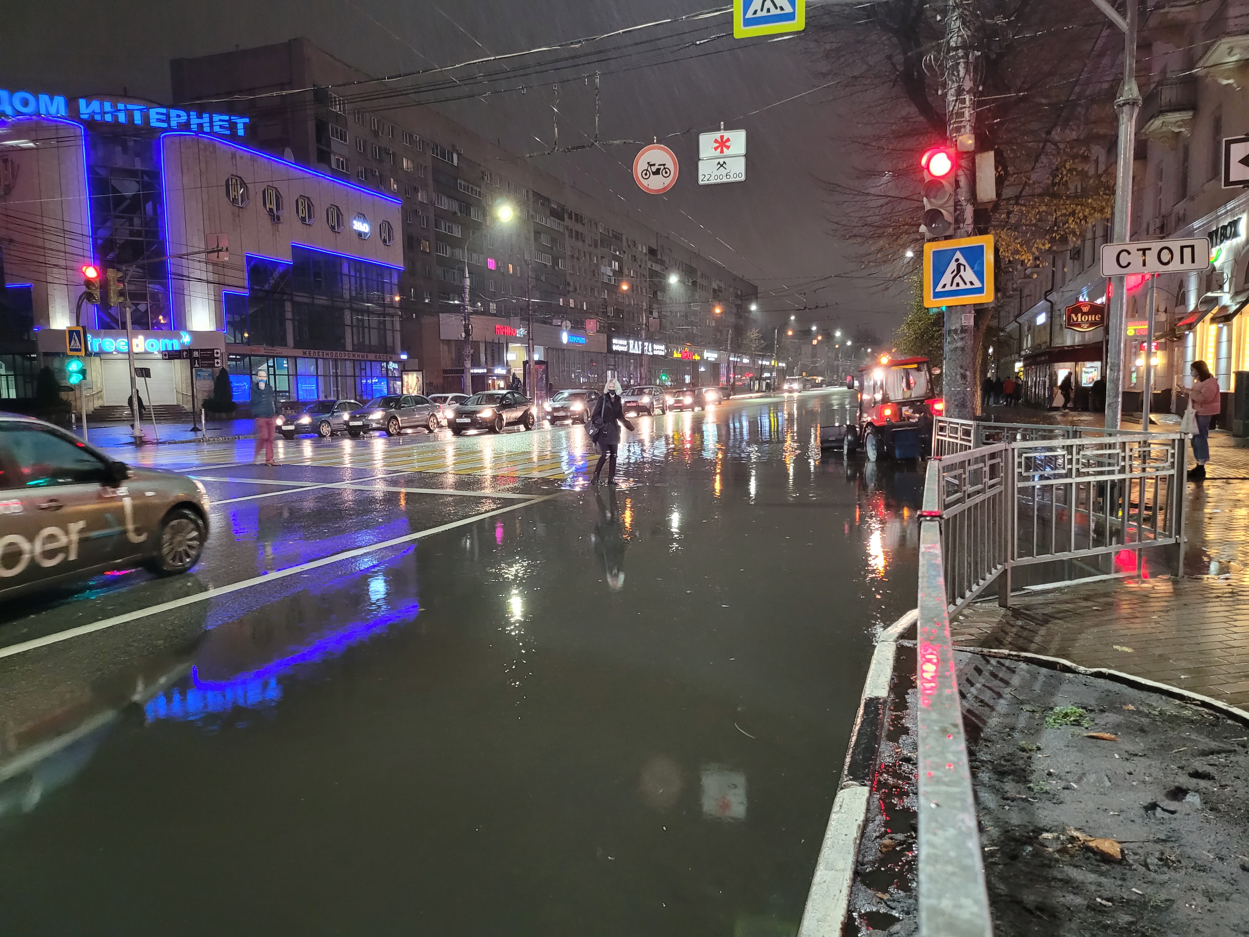 В Воронеже улица Плехановская во время субботнего дождя превратилась в реку