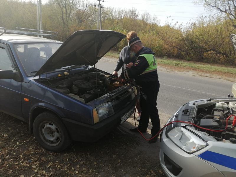 В Воронежской области сотрудники ДПС помогли автомобилистке, у которой разрядился аккумулятор в пути