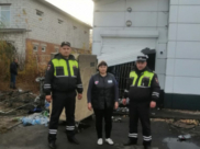 Инспекторы ДПС заметили пожар и поспешили на помощь.
