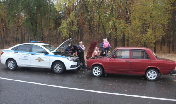 Полицейские помогли автомобилистке.