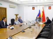 Депутаты парламента встретились с главой регионального департамента образования.