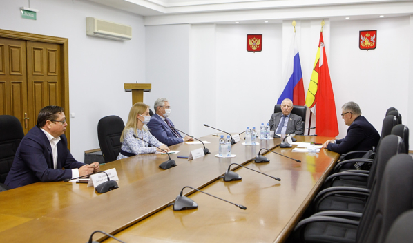 Депутаты парламента встретились с главой регионального департамента образования.