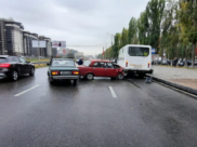 В Воронеже на Московском проспекте столкнулись две легковушки и маршрутка.