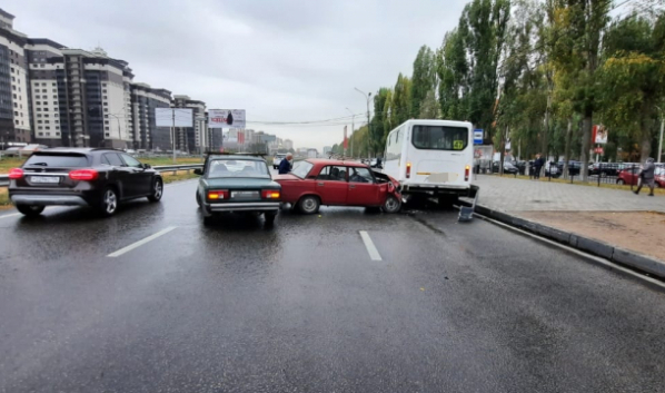 В Воронеже на Московском проспекте столкнулись две легковушки и маршрутка.