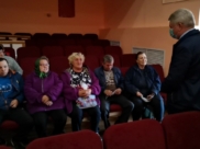 Губернатор встретился с погорельцами.